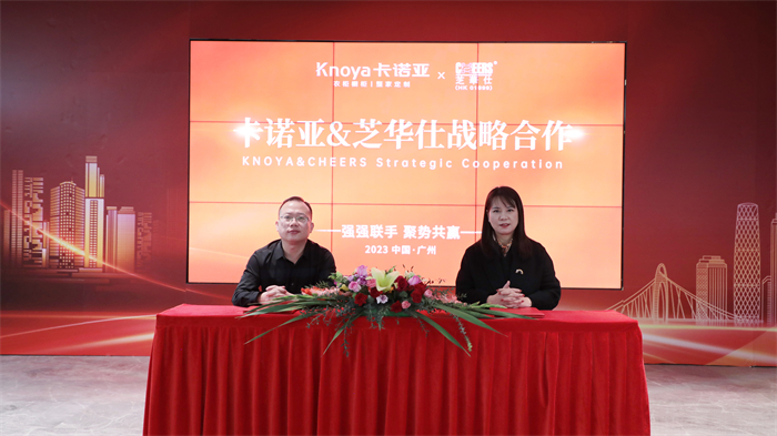 卡诺亚销售中心副总经理曹崇慧（左）与芝华仕负责人签订合作协议